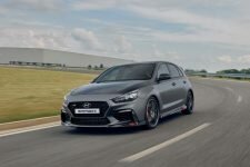 Компания Hyundai дразнит клиентов фотографиями нового i30 2022 года
